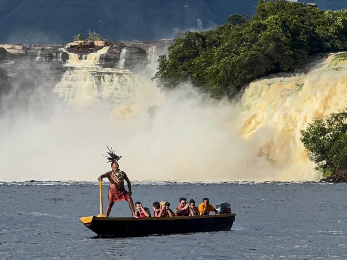 jornada de barco até o Salto Angel